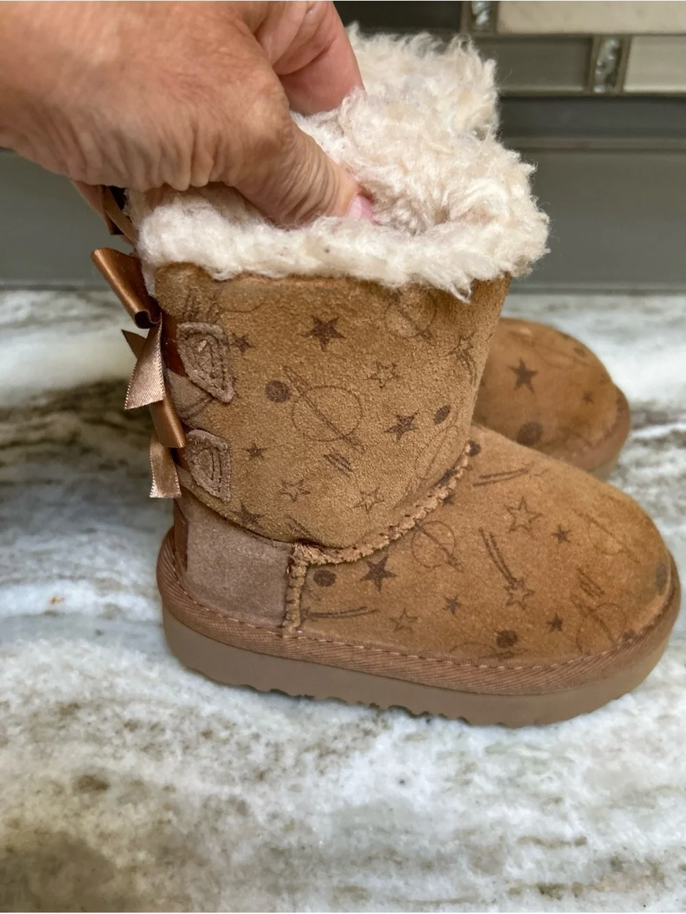 UGG Bailey Bow Moon & Stars Kid’s Boot Size US Sz 6 Toddler Girl Brown Shearling
